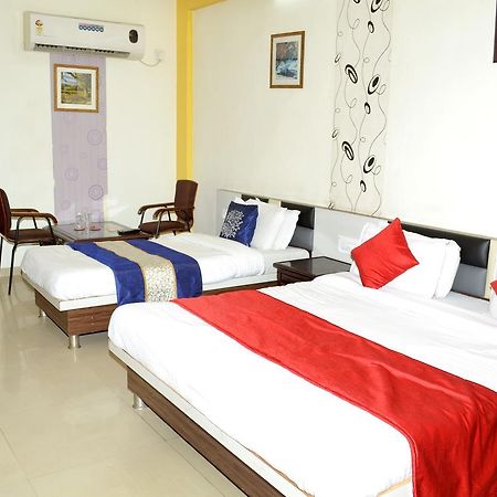 Hotel Neelkanth Residency Гандинагар Екстериор снимка