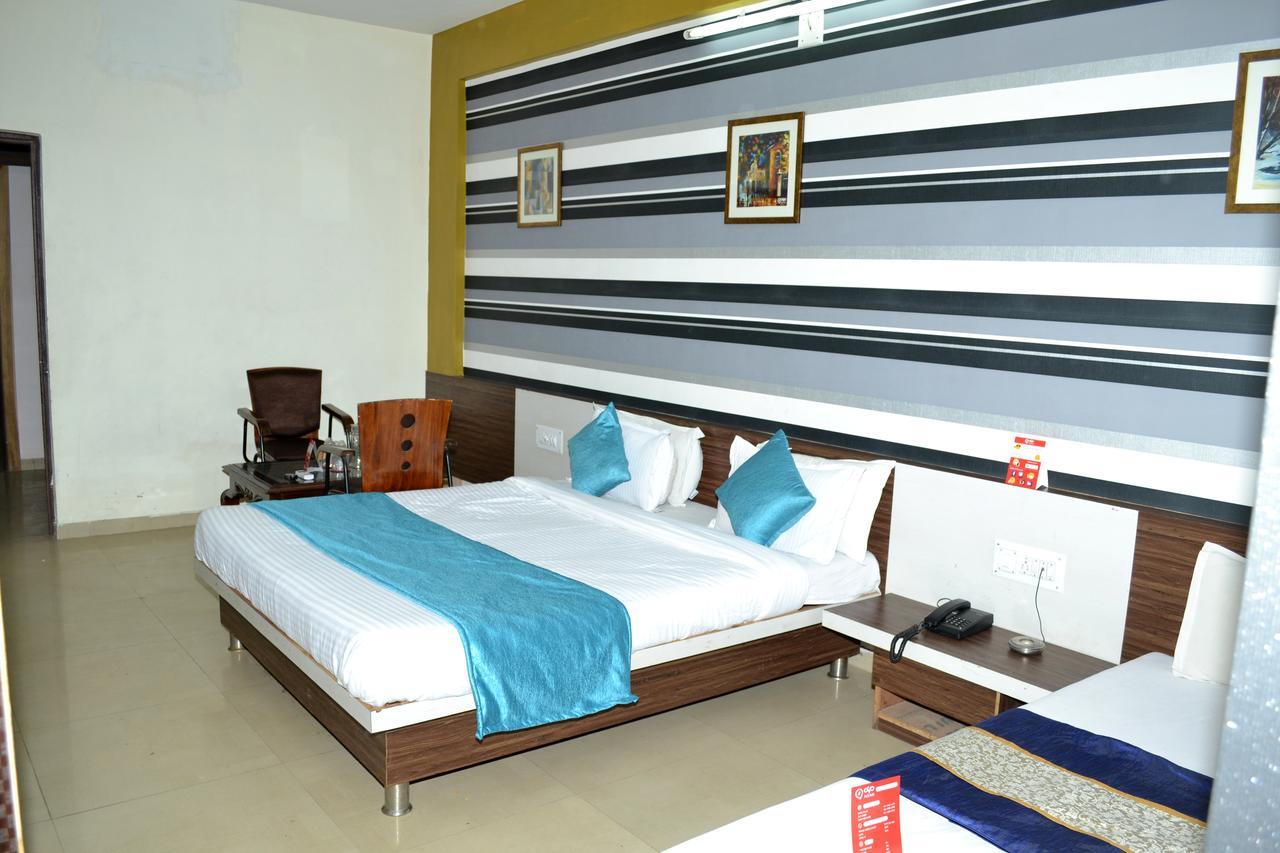 Hotel Neelkanth Residency Гандинагар Екстериор снимка