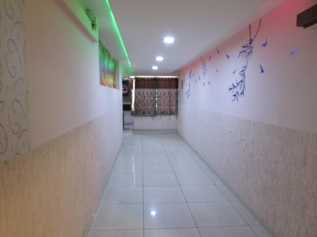 Hotel Neelkanth Residency Гандинагар Екстериор снимка