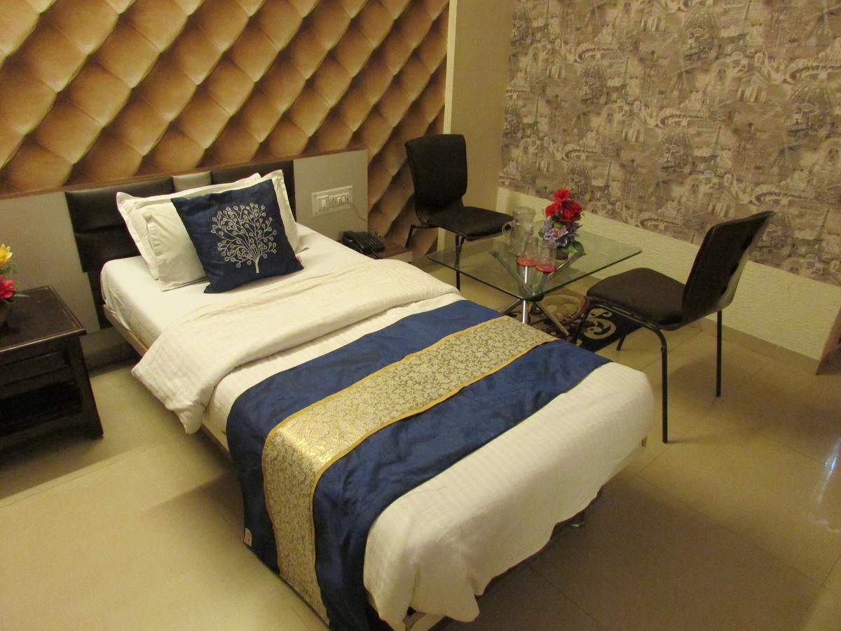 Hotel Neelkanth Residency Гандинагар Екстериор снимка