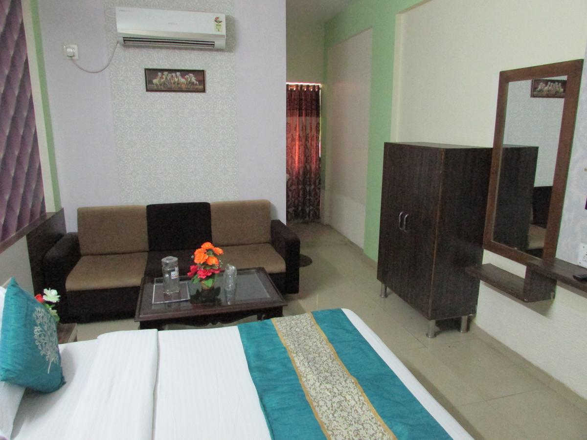 Hotel Neelkanth Residency Гандинагар Екстериор снимка