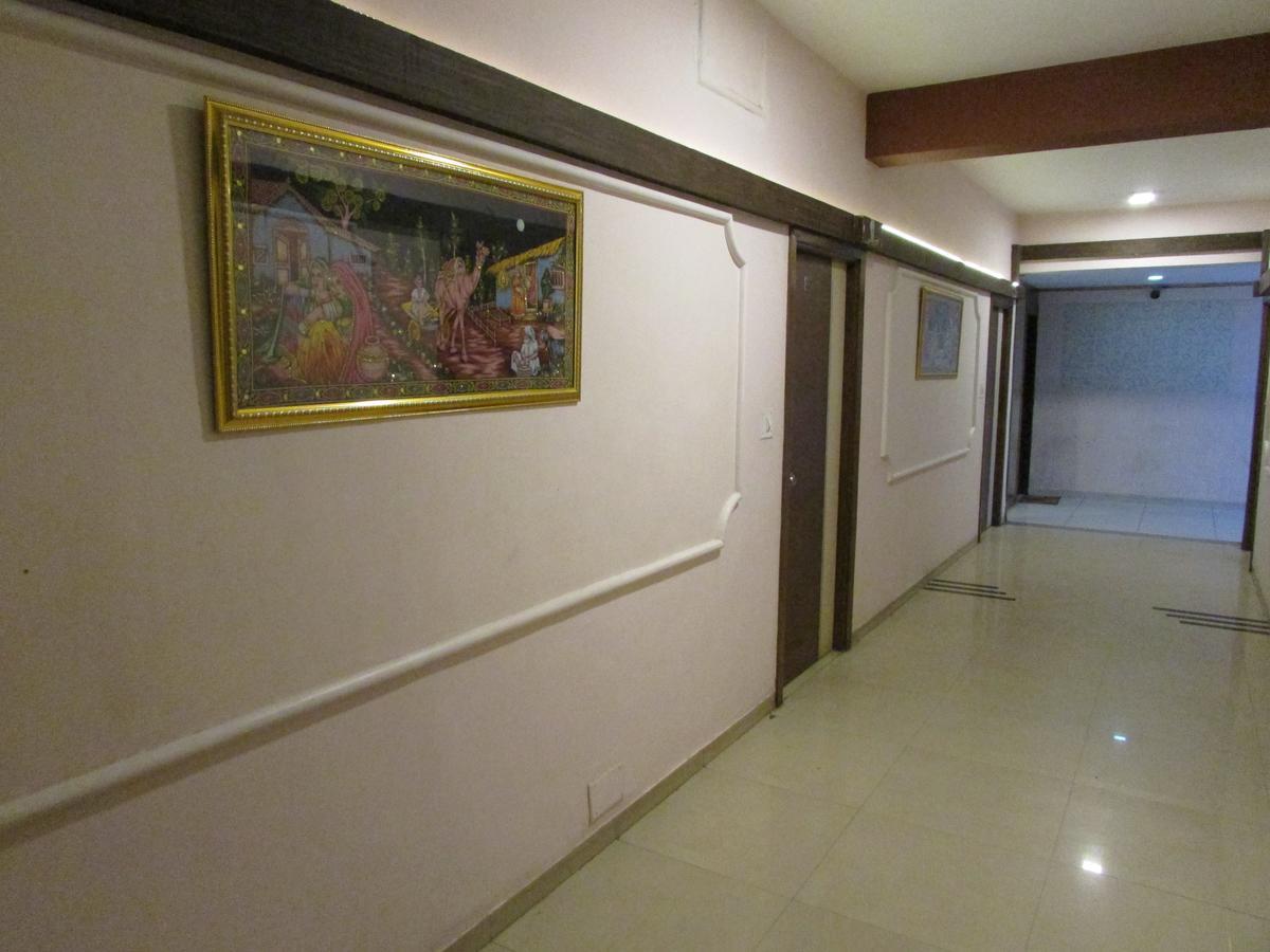 Hotel Neelkanth Residency Гандинагар Екстериор снимка