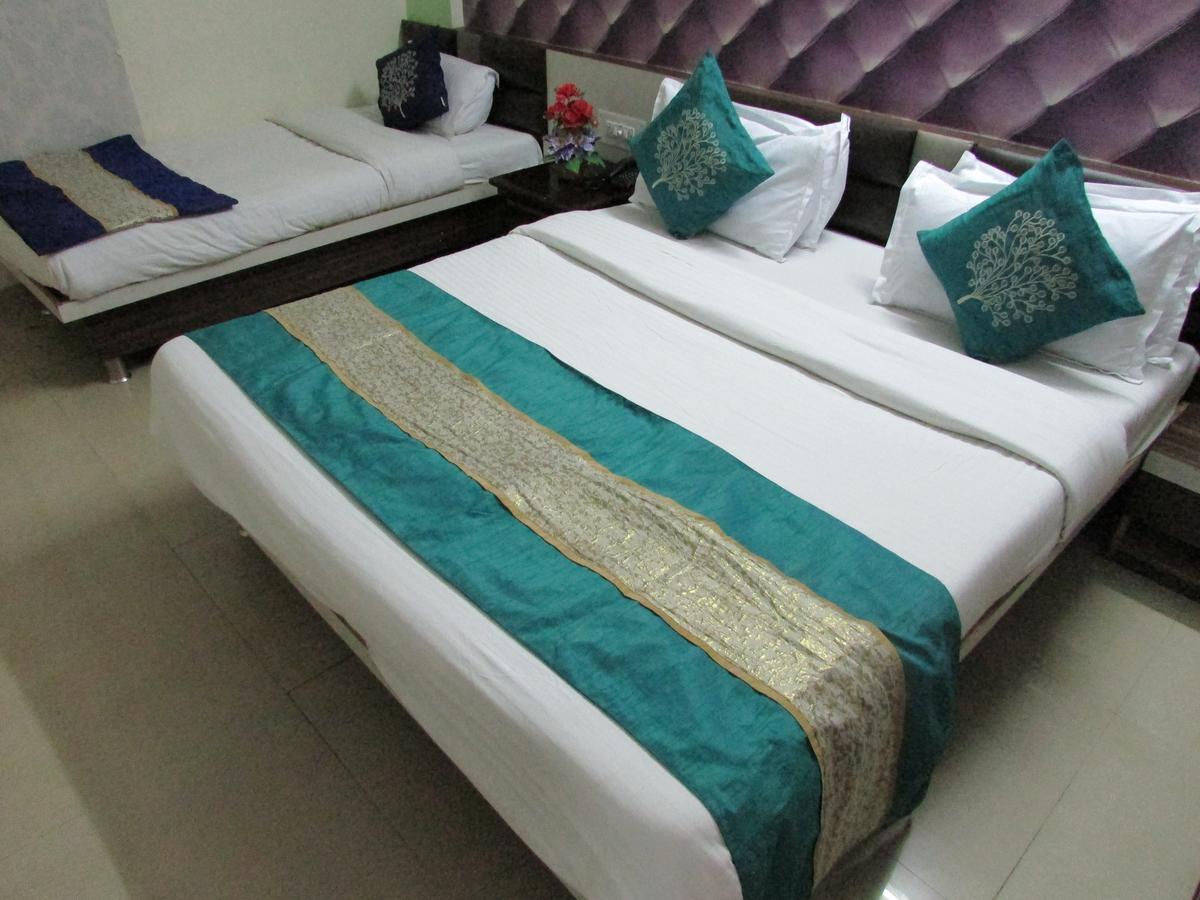 Hotel Neelkanth Residency Гандинагар Екстериор снимка