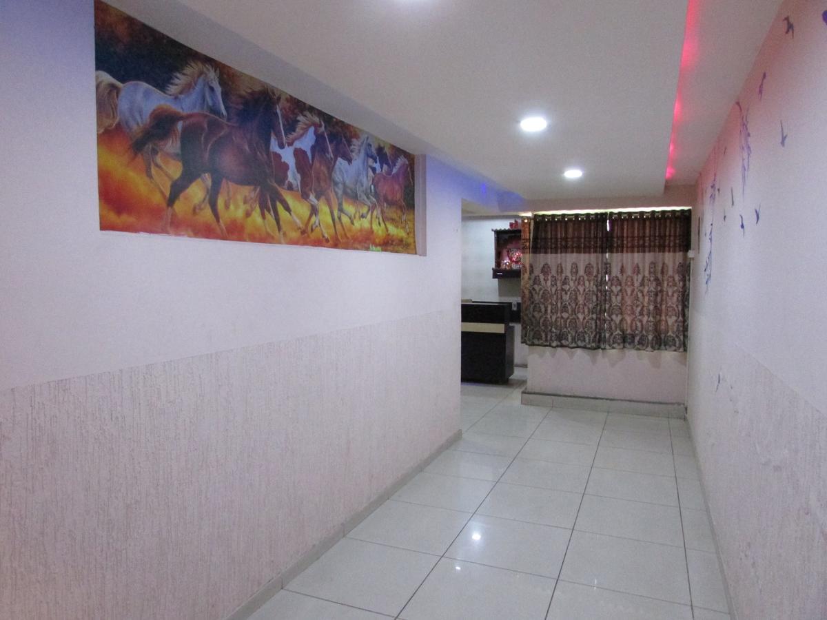 Hotel Neelkanth Residency Гандинагар Екстериор снимка