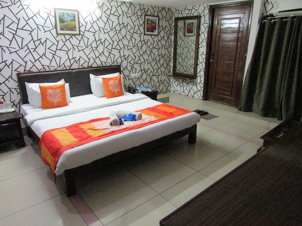 Hotel Neelkanth Residency Гандинагар Екстериор снимка