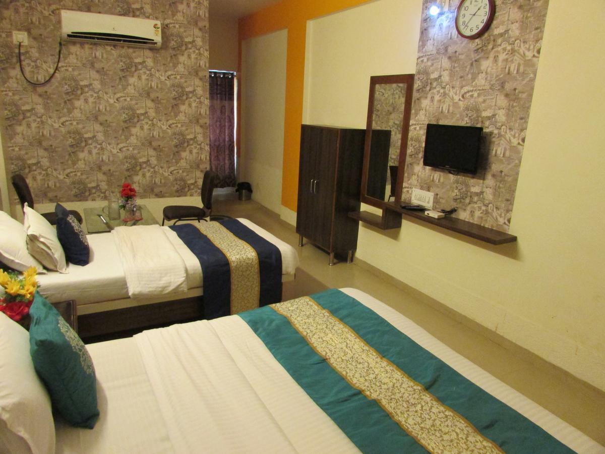 Hotel Neelkanth Residency Гандинагар Екстериор снимка