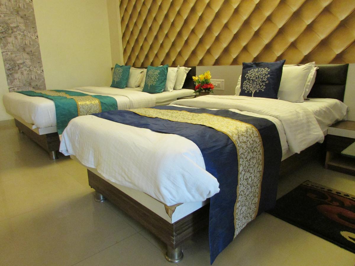 Hotel Neelkanth Residency Гандинагар Екстериор снимка