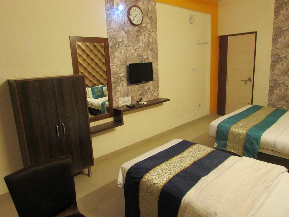 Hotel Neelkanth Residency Гандинагар Екстериор снимка